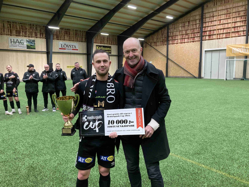 Turneringens MVP: David Lundgren BK Ljungsbro tillsammans med Bengt "Bengan" Spjuth från cupens huvudsponsor Mediaspjuth